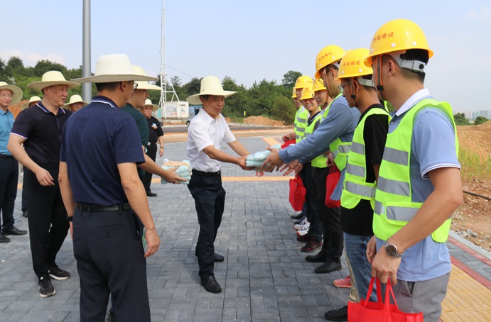 南昌市政建設(shè)集團(tuán)開(kāi)展防暑降溫慰問(wèn)一線(xiàn)職工民工兄弟6910.jpg