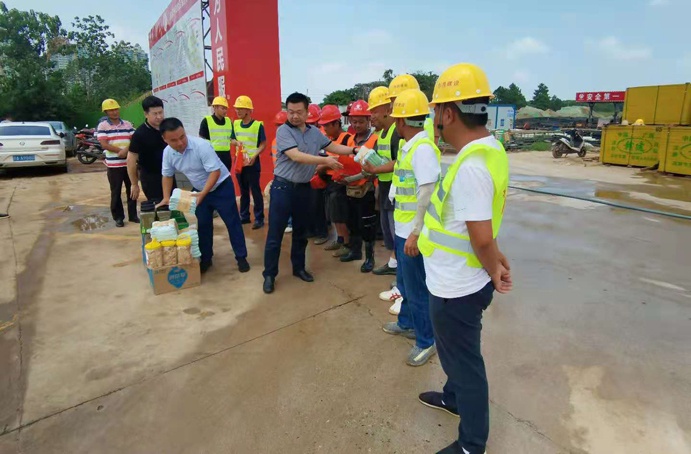 南昌市政建設(shè)集團(tuán)開(kāi)展防暑降溫慰問(wèn)一線(xiàn)職工民工兄弟6914.jpg