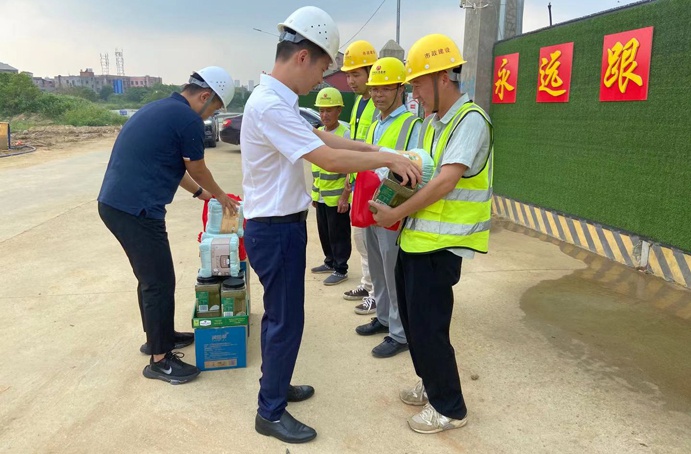 南昌市政建設(shè)集團(tuán)開(kāi)展防暑降溫慰問(wèn)一線(xiàn)職工民工兄弟6915.jpg