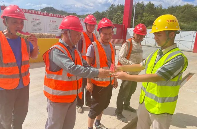 南昌市政建設(shè)集團扎實推進高溫季節(jié)安全生產(chǎn)和防暑降溫工作