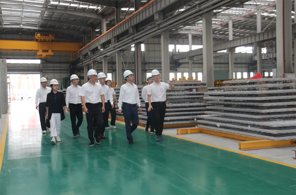 市政公用集團(tuán)黨委書(shū)記、董事長(zhǎng)萬(wàn)義輝到市政綠色建材科技產(chǎn)業(yè)園調(diào)研指導(dǎo)投產(chǎn)前工作