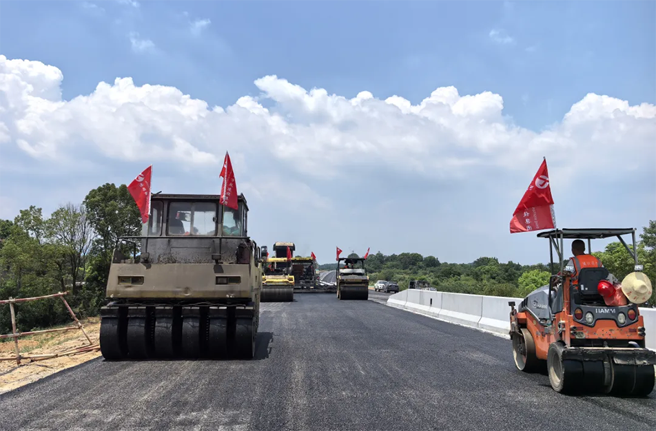 南昌云翔大道項目啟動首段底層瀝青攤鋪 投入21臺機械攻堅關鍵節(jié)點 南昌云翔大道項目啟動首段底層瀝青攤鋪 投入21臺機械攻堅關鍵節(jié)點